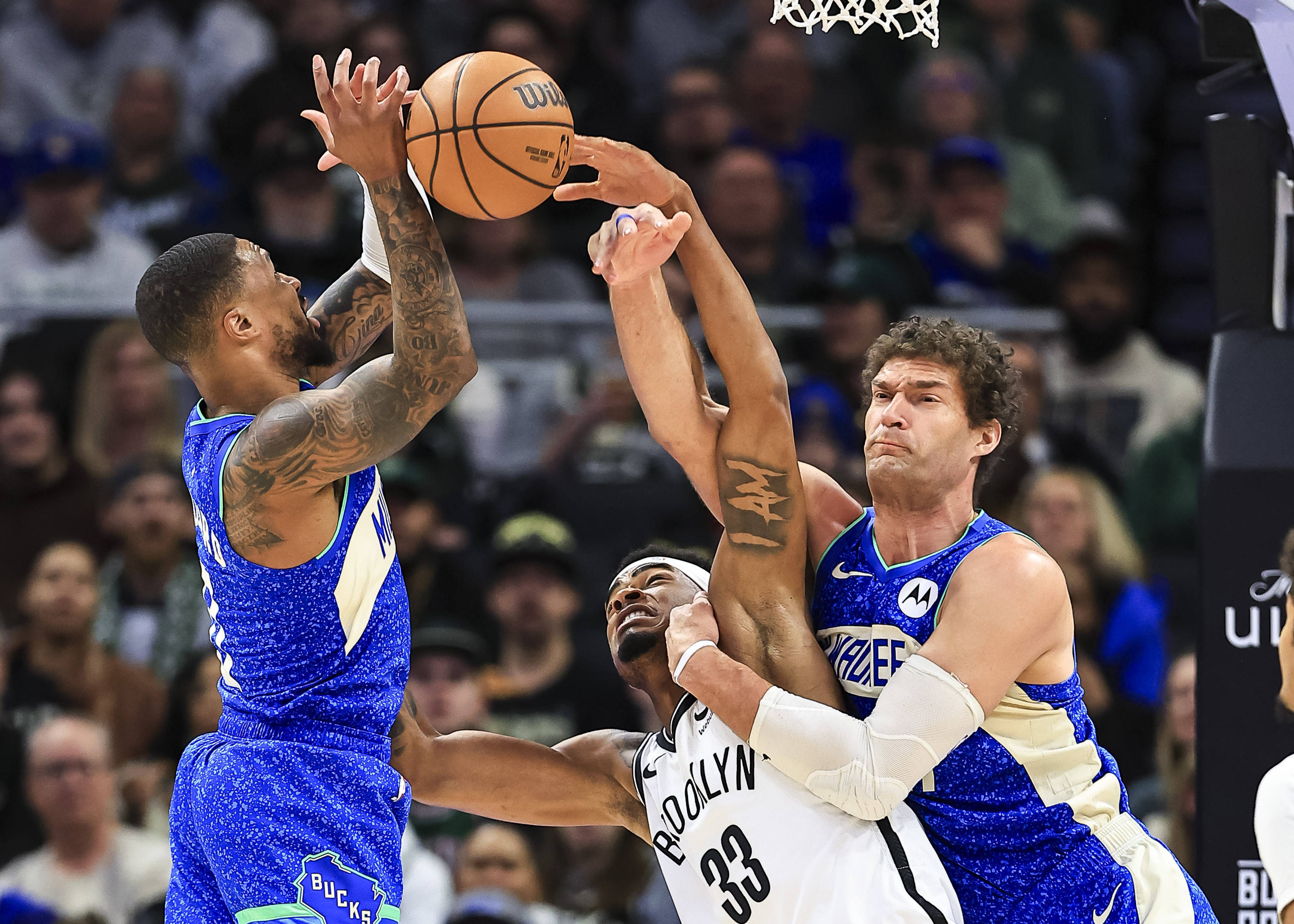 NBA球员在比赛间歇活动中展现幽默一面的简单介绍